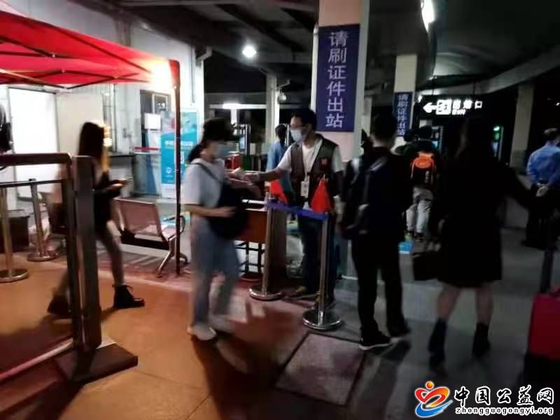  . 青年志愿者，常平火车站‘防疫’的守护人
