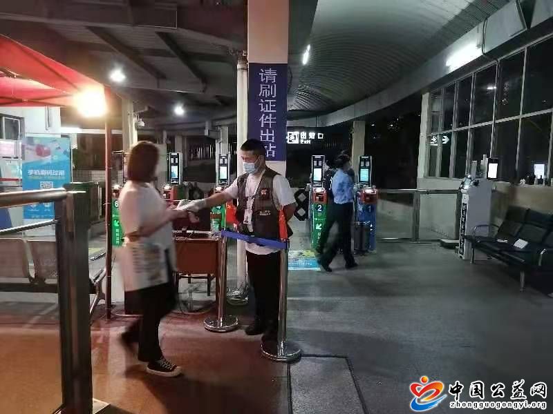  . 青年志愿者，常平火车站‘防疫’的守护人