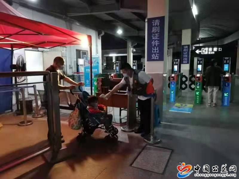  . 青年志愿者，常平火车站‘防疫’的守护人