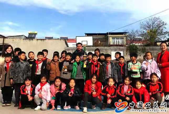  . 文殊镇实验小学 打造学子的精神风貌平台
