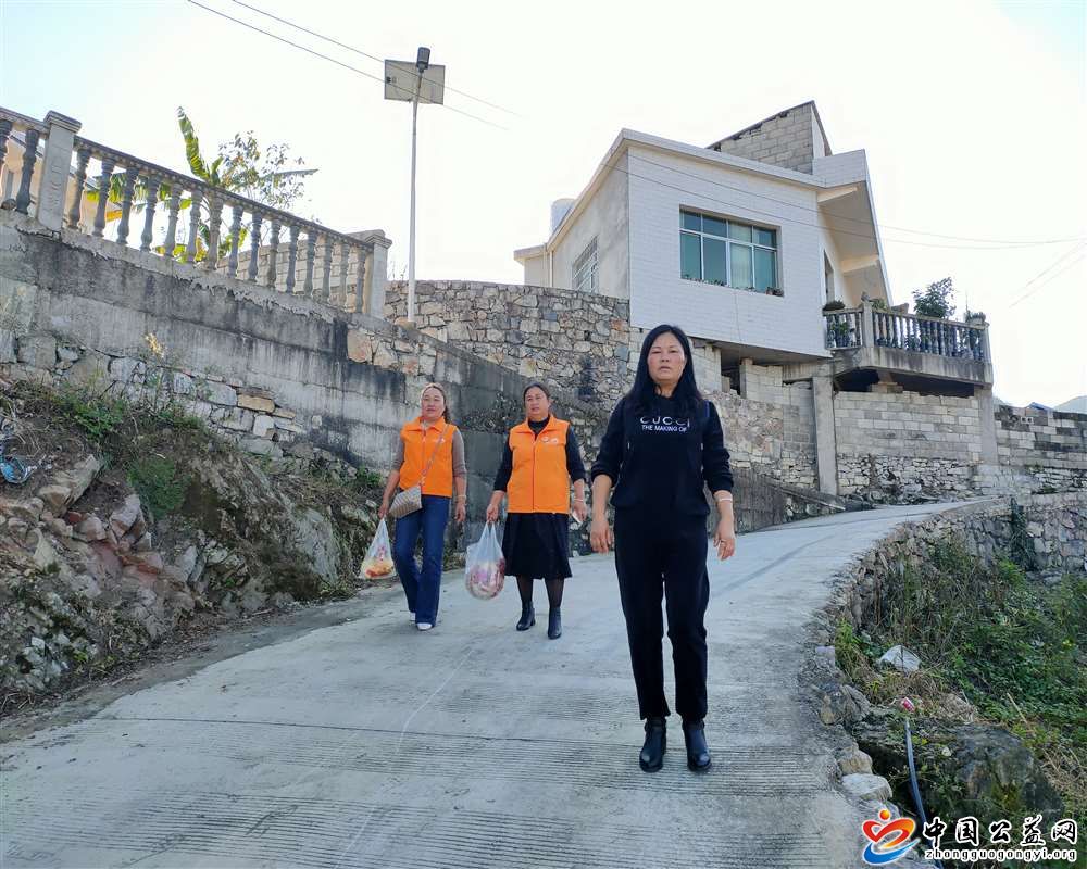  . 初冬送温暖 关怀暖人心