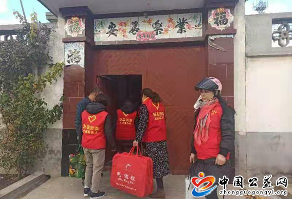  . 志愿者寒冬送温暖走进春蕾女童家