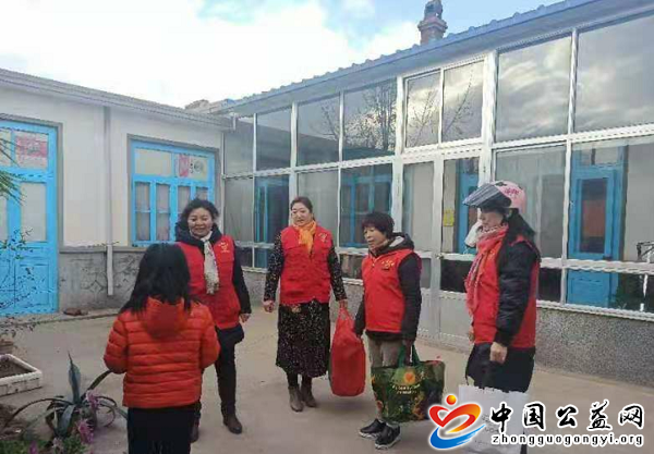  . 志愿者寒冬送温暖走进春蕾女童家