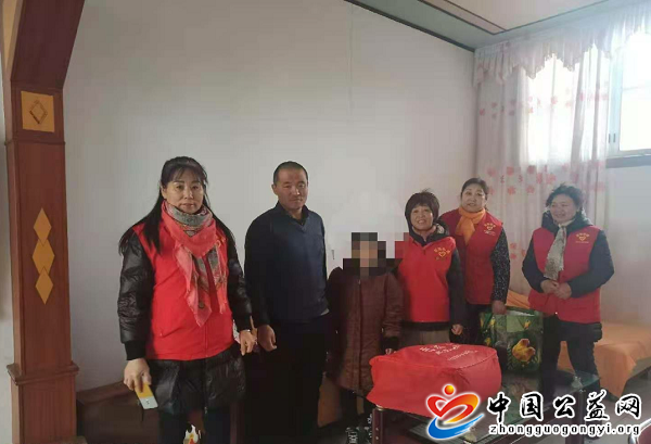  . 志愿者寒冬送温暖走进春蕾女童家