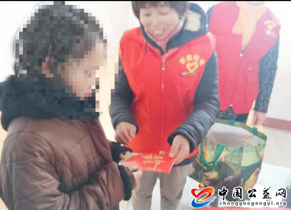  . 志愿者寒冬送温暖走进春蕾女童家