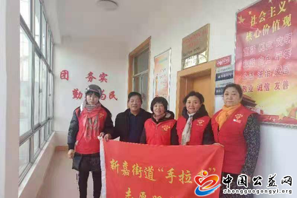  . 志愿者寒冬送温暖走进春蕾女童家