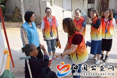  . 广东宇博电子有限公司慰问社区孤寡老人