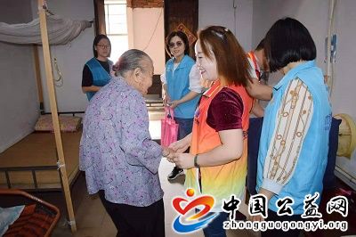  . 广东宇博电子有限公司慰问社区孤寡老人