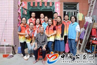  . 广东宇博电子有限公司慰问社区孤寡老人