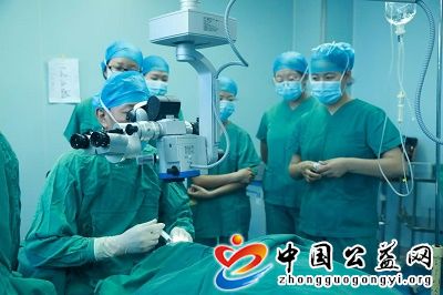  . 迎着风雪播撒温暖与光明