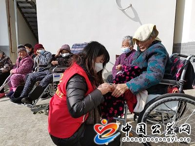 同在,蓝,天下,爱在,福利院,《,中国公益网,》, . 同在蓝天下，爱在福利院