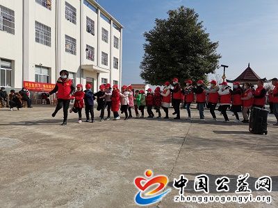 同在,蓝,天下,爱在,福利院,《,中国公益网,》, . 同在蓝天下，爱在福利院