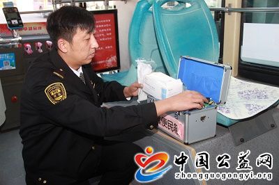 公交车,穿,“,棉衣,”,青岛,这辆,真,有心,《, . 公交车穿“棉衣”，青岛这辆公交车真有心
