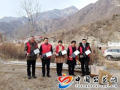 一家人,志愿者,团队,携手,爱心,企业家,送,《, . 一家人志愿者团队携手爱心企业家送光明