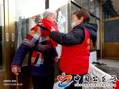 条条,红,围巾,温暖,老,人心,《,中国公益网,》, . 条条红围巾，温暖老人心