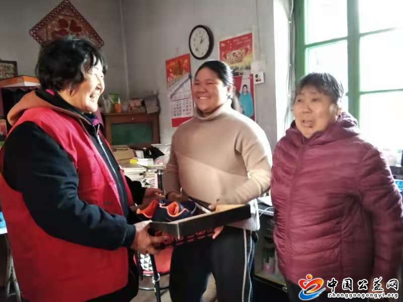 暖冬,行动,手拉手,志愿者,在,路上,《, . 暖冬行动 手拉手志愿者在路上