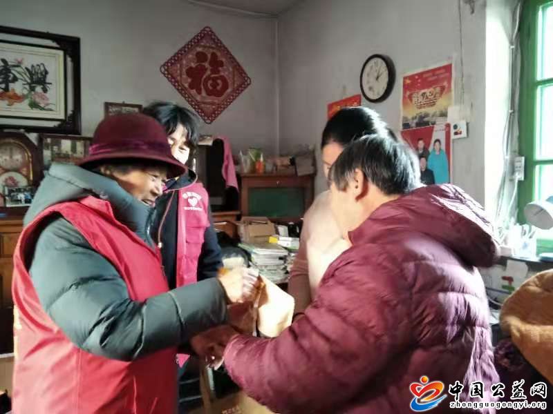 暖冬,行动,手拉手,志愿者,在,路上,《, . 暖冬行动 手拉手志愿者在路上