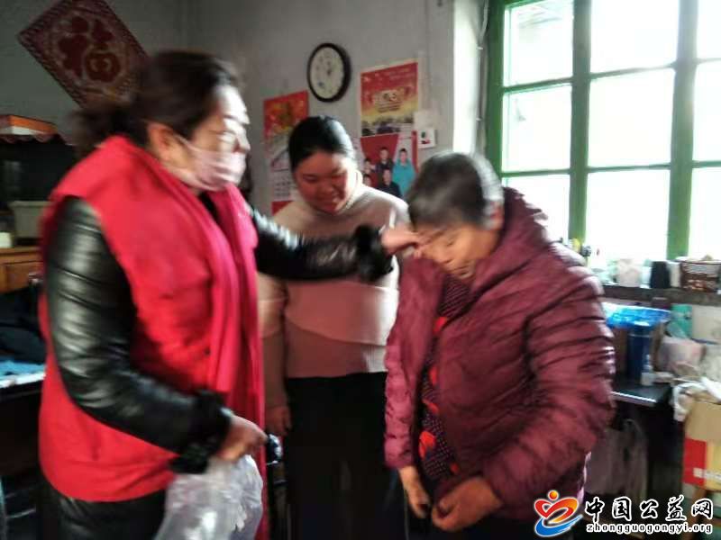 暖冬,行动,手拉手,志愿者,在,路上,《, . 暖冬行动 手拉手志愿者在路上