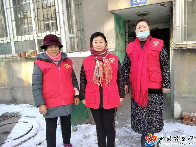 风雪,无阻,送,温暖,志愿者,关爱,空巢,老人, . 风雪无阻送温暖 志愿者关爱空巢老人！