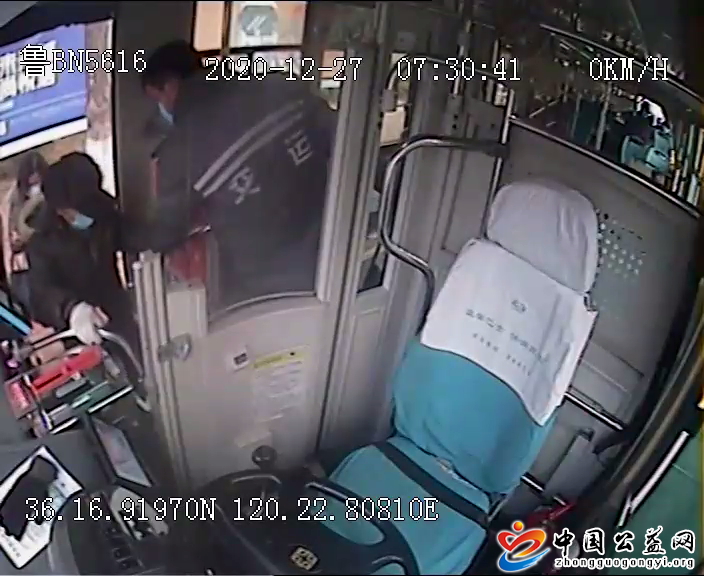 监控,录下,众人,扶,九旬,老人,上下,公交车,《, . 监控录下众人扶九旬老人上下公交车一通表扬电话这些暖心画