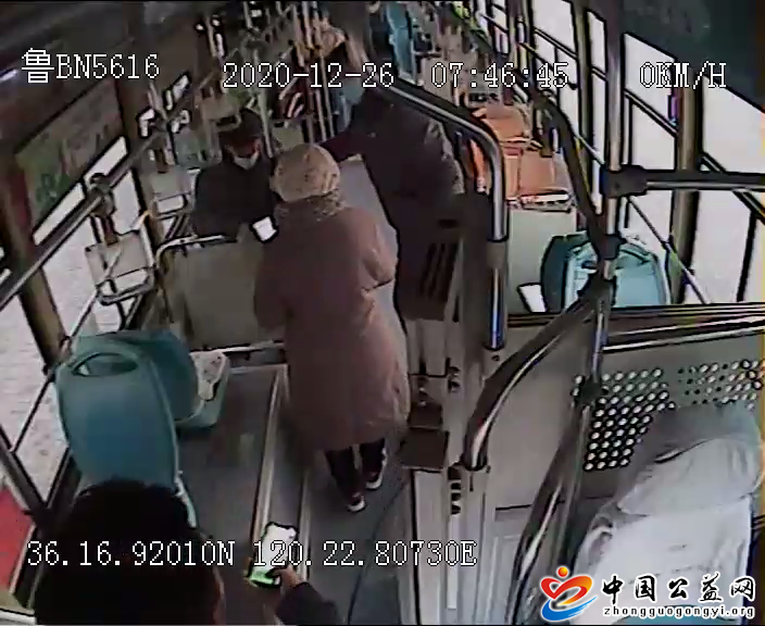 监控,录下,众人,扶,九旬,老人,上下,公交车,《, . 监控录下众人扶九旬老人上下公交车一通表扬电话这些暖心画
