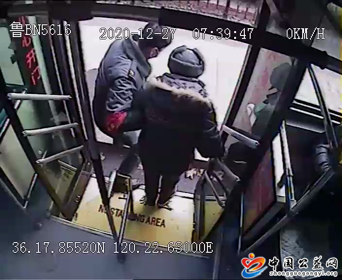 监控,录下,众人,扶,九旬,老人,上下,公交车,《, . 监控录下众人扶九旬老人上下公交车一通表扬电话这些暖心画