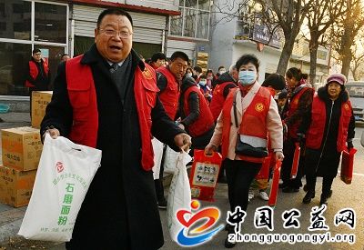 迎,新年,送,温暖,志愿者,在,行动,《,好人中国, . 迎新年送温暖 志愿者在行动