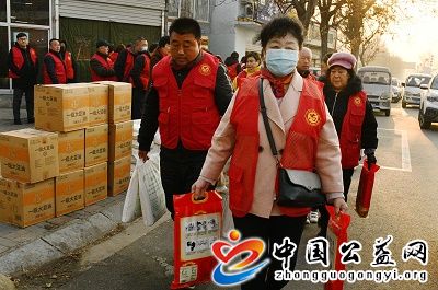 迎,新年,送,温暖,志愿者,在,行动,《,好人中国, . 迎新年送温暖 志愿者在行动