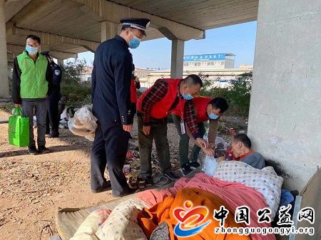 警民,携手,寒冬,送,温暖,救助,流浪,人员,暖, . 警民携手寒冬送温暖 救助流浪人员暖人心