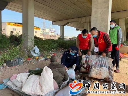 警民,携手,寒冬,送,温暖,救助,流浪,人员,暖, . 警民携手寒冬送温暖 救助流浪人员暖人心