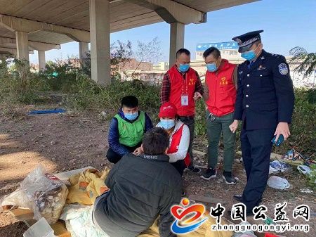 警民,携手,寒冬,送,温暖,救助,流浪,人员,暖, . 警民携手寒冬送温暖 救助流浪人员暖人心