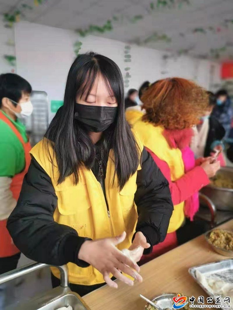 山东,青岛,敬老,院里,包饺子,包,饺子,温暖, . 山东青岛： 敬老院里包饺子 温暖元旦传孝道