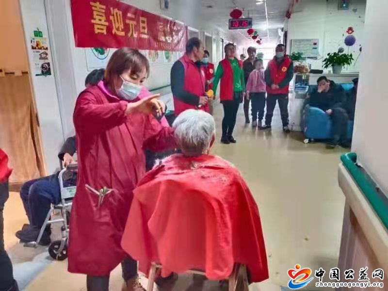 热心,公益,、,义务,理发,伴,真情,―,张艳,芳, . 热心公益、义务理发伴真情―张艳芳