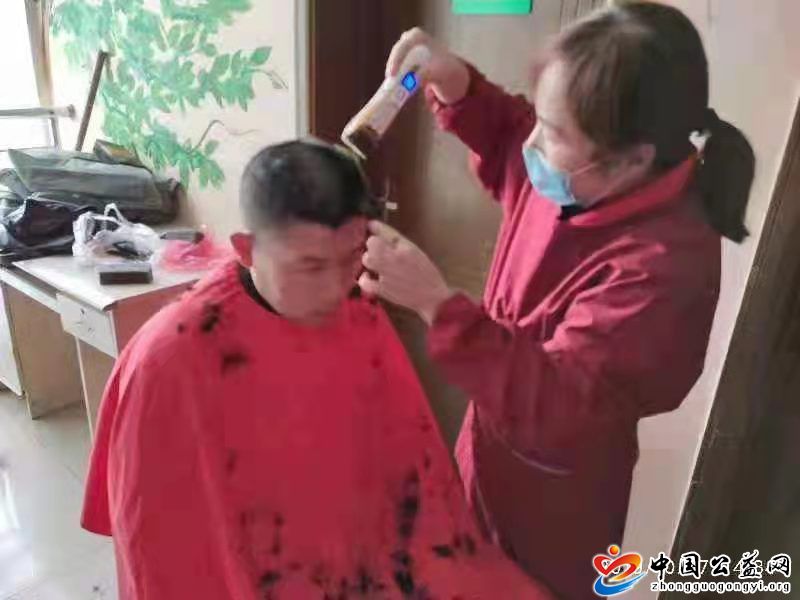 热心,公益,、,义务,理发,伴,真情,―,张艳,芳, . 热心公益、义务理发伴真情―张艳芳