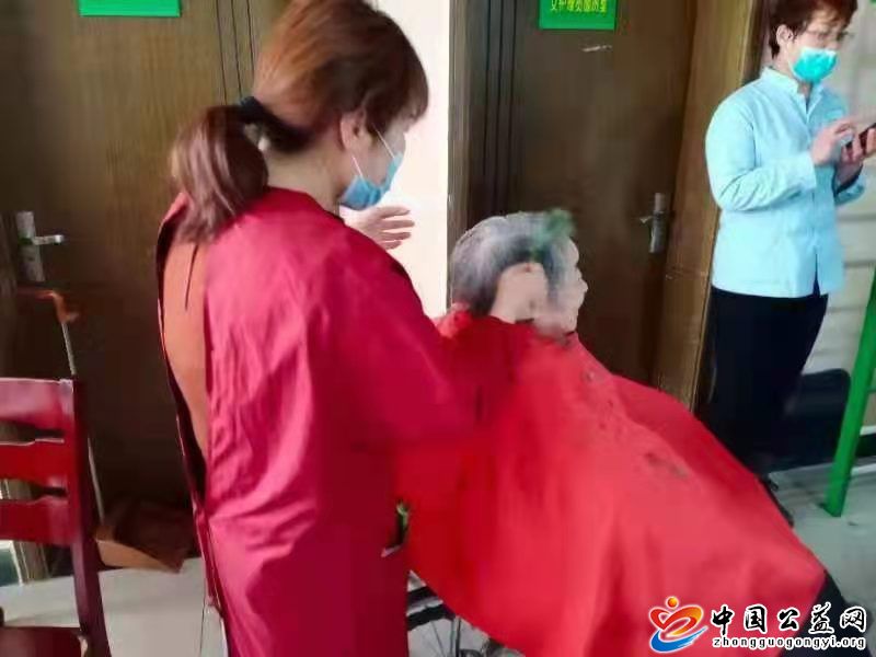 热心,公益,、,义务,理发,伴,真情,―,张艳,芳, . 热心公益、义务理发伴真情―张艳芳