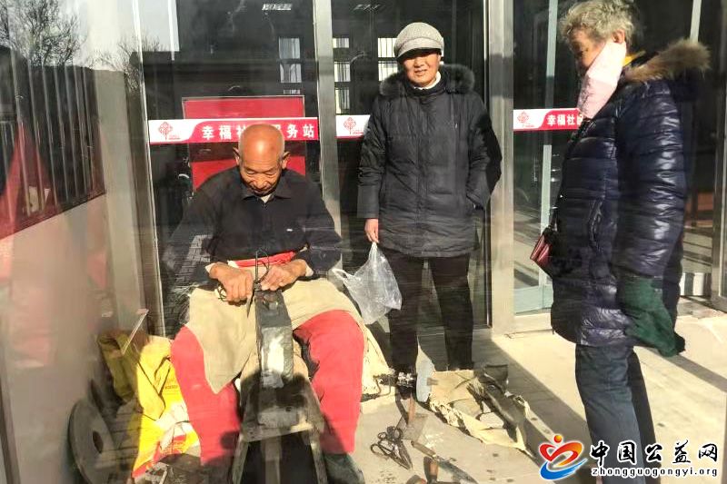 多年,义务,“,磨刀,”,老人,家庭,入选,全国, . 20多年义务“磨刀”老人家庭入选全国五好家庭