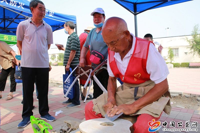 多年,义务,“,磨刀,”,老人,家庭,入选,全国, . 20多年义务“磨刀”老人家庭入选全国五好家庭