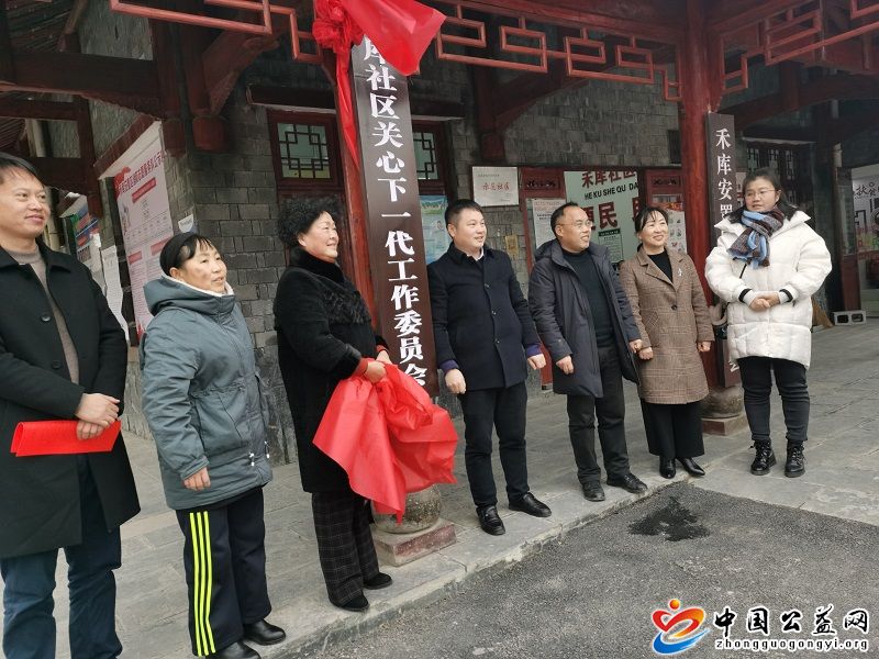 凤凰县,爱心,团队,慰问,苗族,安置区,留守, . 凤凰县爱心团队 慰问苗族安置区留守儿童