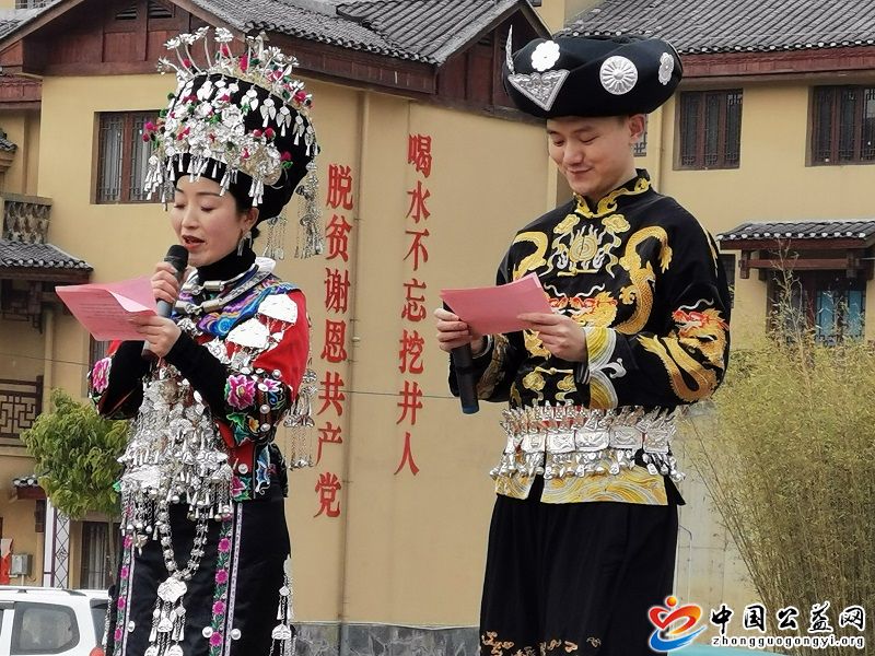 凤凰县,爱心,团队,慰问,苗族,安置区,留守, . 凤凰县爱心团队 慰问苗族安置区留守儿童