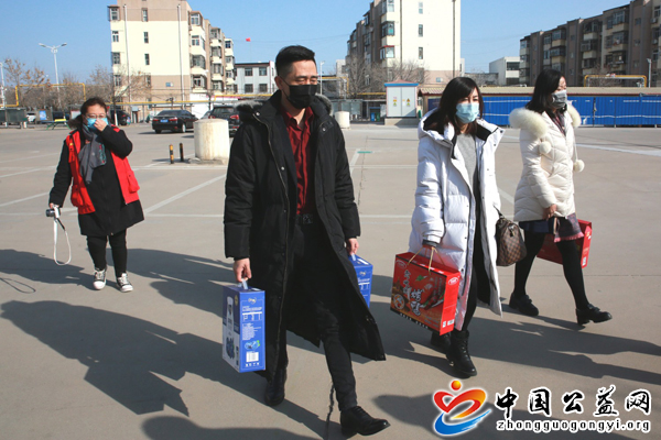 他,她,们,让,爱的,暖,流淌,进他,的,心底,中国, . 他（她）们让爱的暖流淌进他（她）们的心底