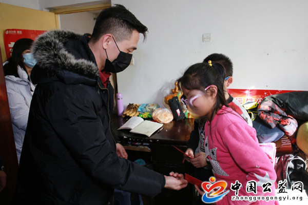 他,她,们,让,爱的,暖,流淌,进他,的,心底,中国, . 他（她）们让爱的暖流淌进他（她）们的心底