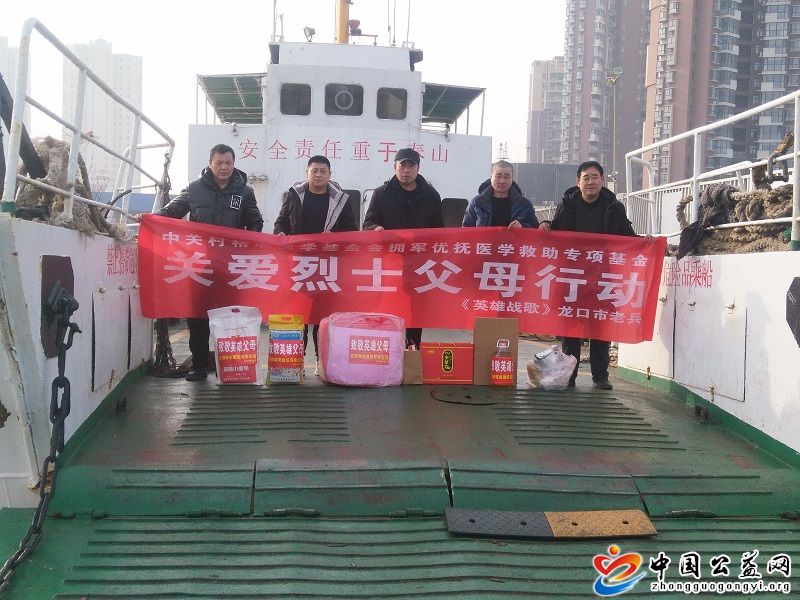 参战,退伍,老兵,慰问,烈士,家属,为,牺牲,的, . 参战退伍老兵慰问烈士家属 为牺牲的战友尽孝尽责