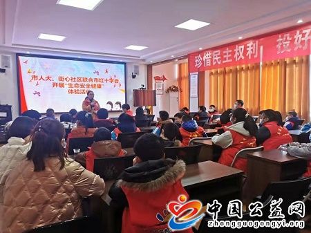 党员,进,社区,爱心,护,小苗,假期,学生,走进, . 党员进社区 爱心护小苗