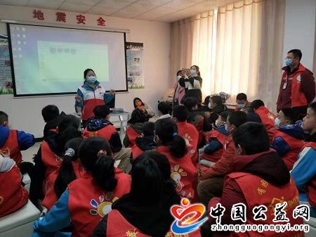 党员,进,社区,爱心,护,小苗,假期,学生,走进, . 党员进社区 爱心护小苗