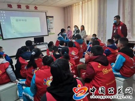 党员,进,社区,爱心,护,小苗,假期,学生,走进, . 党员进社区 爱心护小苗