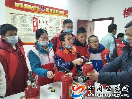 党员,进,社区,爱心,护,小苗,假期,学生,走进, . 党员进社区 爱心护小苗