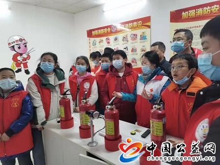 党员,进,社区,爱心,护,小苗,假期,学生,走进, . 党员进社区 爱心护小苗