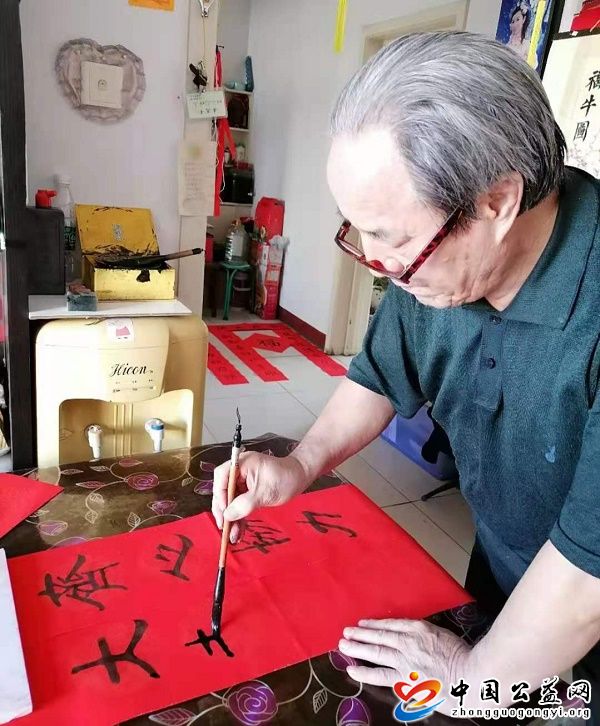 笔耕不辍,助抗,疫,书写,春联,献,爱心,《, . 笔耕不辍助抗疫 书写春联献爱心