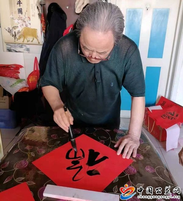 笔耕不辍,助抗,疫,书写,春联,献,爱心,《, . 笔耕不辍助抗疫 书写春联献爱心