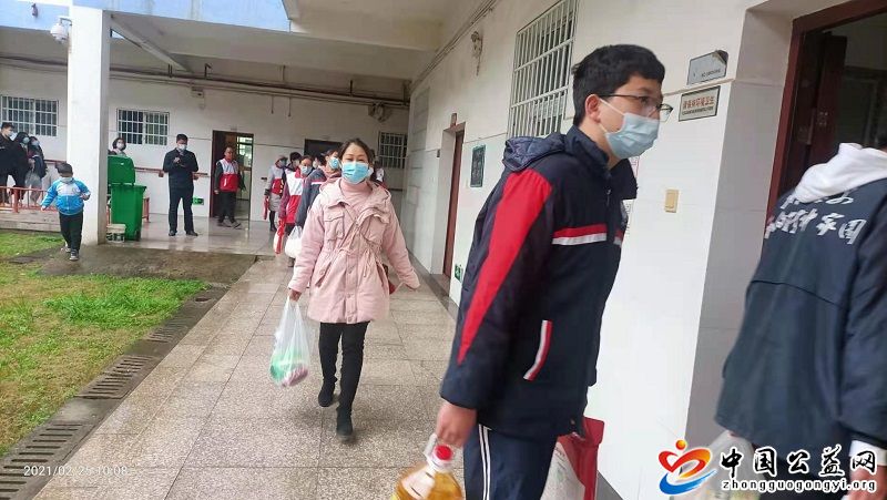关爱,孤寡老人,欢度,元宵,佳节,amp,mdash,ldq . 关爱孤寡老人 欢度元宵佳节 &mdash;&mdash;&ldquo;心连心 手牵手&r